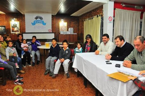 Imagen de la reunión en la que se anunció la construcción de las viviendas (foto Municipalidad de Ayacucho)